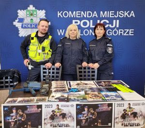 Trójka zielonogórskich policjantów promujących zawód policjanta.