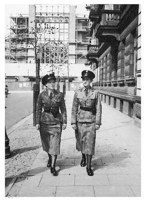 Czarno-białe zdjęcie dwóch policjantek.