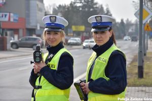 Zdjęcie dwóch policjantek z miernikiem prędkości.
