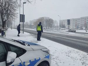 Policjant ruchu drogowego pilnujący przejścia dla pieszych.