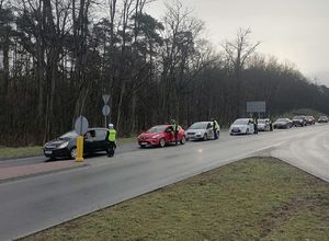 Policjanci sprawdzający trzeźwość kierowców w ramach akcji „Trzeźwy Kierowca”.