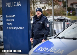 Policjant znajdujący się przed Miejską Komendą Policji.