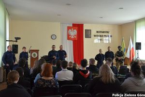 Grupa policjantów promująca zawód policjanta wśród młodzieży