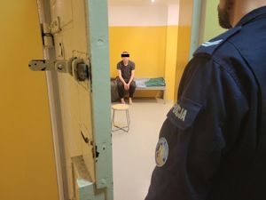 Zdjęcie sprawcy który siedzi w celi.