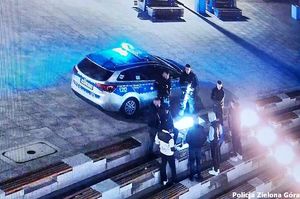 Policjanci podczas specjalnego nadzoru na placu teatralnym.