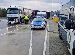 Policjanci badający trzeźwość kierowców wielotonowych aut.