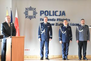 Policjanci podczas ceremonii awansu na komendanta