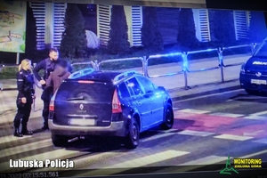Moment z nagrania jak policjanci kontrolują mężczyznę który pchał samochód