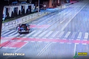 Moment z nagrania jak mężczyzna pcha samochód pod barierki niewłaściwym pasem ruchu