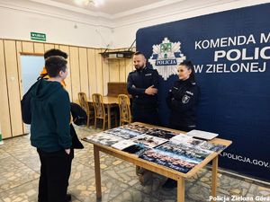 Policjantka i policjant na stoisku policji na targach pracy