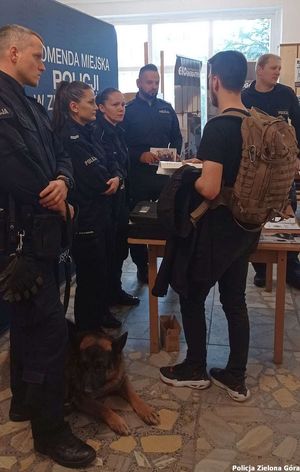 Policjanci z policyjnym psem na stoisku Komendy