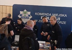 Policjanci rozmawiają z młodzieżą przy stoisku Komendy Miejskiej Policji w Zielonej Górze