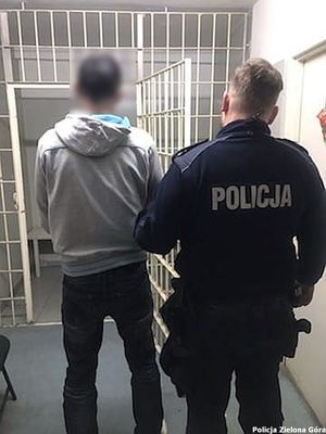 Policjant z zatrzymanym mężczyzną