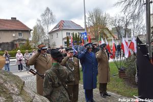 Komendant Miejski Policji podinspektor Tomasz Szuda z żołnierzami oddaje honory przed pomnikiem Pamięci Ofiar pomordowanych w Katyniu w kwietniu 1940 roku