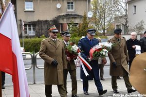 Komendant Miejski Policji podinspektor Tomasz Szuda składa kwiaty przed pomnikiem Pamięci Ofiar pomordowanych w Katyniu w kwietniu 1940 roku