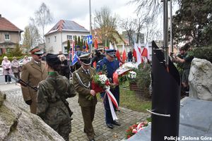 Komendant Miejski Policji podinspektor Tomasz Szuda składa kwiaty przed pomnikiem Pamięci Ofiar pomordowanych w Katyniu w kwietniu 1940 roku