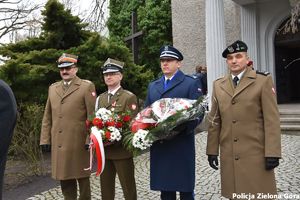 Komendant Miejski Policji podinspektor Tomasz Szuda z kwiatami i delegacją z wojska