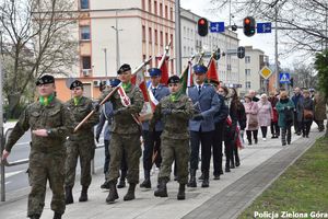 przemarsz pocztów sztandarowych przy ulicy bohaterów Westerplatte