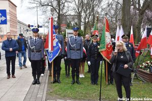 poczet sztandarowy Komendy Miejskiej Policji w Zielonej Górze na obchodach Dnia Pamięci Ofiar Zbrodni Katyńskiej