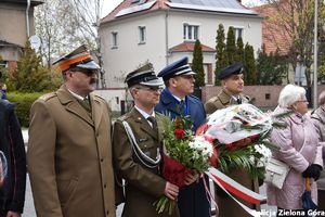 Komendant Miejski Policji podinspektor Tomasz Szuda z kwiatami i delegacją z wojska