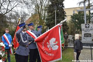 poczet sztandarowy Komendy Miejskiej Policji w Zielonej Górze na obchodach Dnia Pamięci Ofiar Zbrodni Katyńskiej