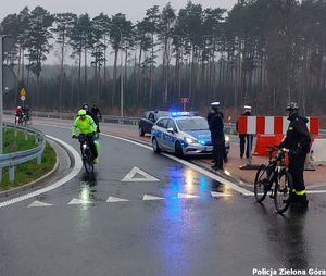 Policjanci ruchu Drogowego zabezpieczają rajd rowerowy