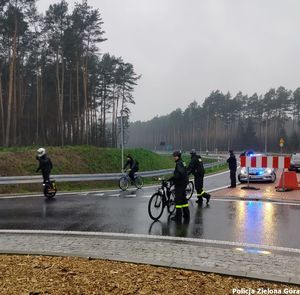 Policjanci Ruchu Drogowego i funkcjonariusze na rowerach zabezpieczają rajd rowerowy