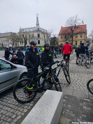 Policjanci na rowerach na starcie rajdu rowerowego