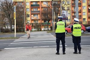 Policjanci kontrolujący przejście dla pieszych.