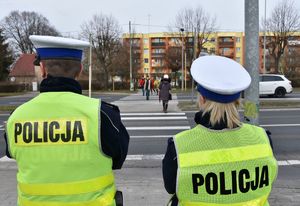 Policjant kontrolujący przejście dla pieszych.