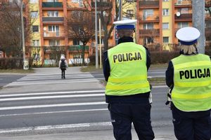 Policjant kontrolujący przejście dla pieszych.