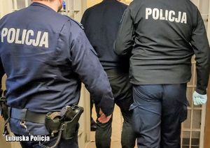 Zdjęcie trzech funkcjonariuszy policji.