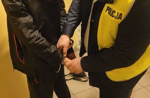 Policjant zakuwa w kajdanki winnego.