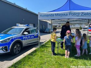 Policjant uczy dzieci na temat bezpieczeństwa.