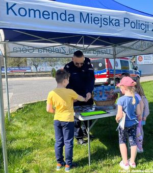 Policjant uczy dzieci na temat bezpieczeństwa.