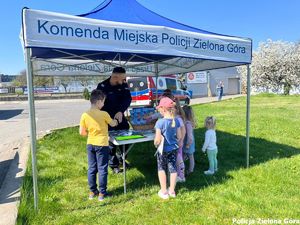 Policjant uczy dzieci na temat bezpieczeństwa