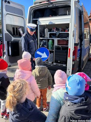 Policjant uczy dzieci na temat bezpieczeństwa.