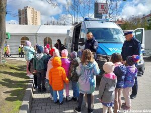 Policjant rozmawia z dziećmi na temat bezpieczeństwa.