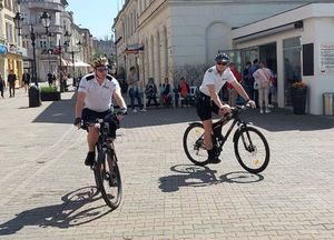 Dwójka policjantów patrolujących okolice na rowerach.