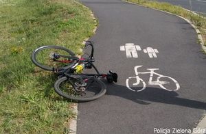 Przewrócony rower na ścieżce rowerowej.