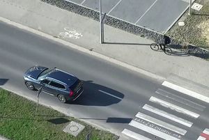 Zdjęcie z drona ukazujące samochód.