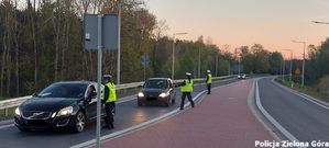 Policjantki Ruchu Drogowego sprawdzają trzeźwość kierowców