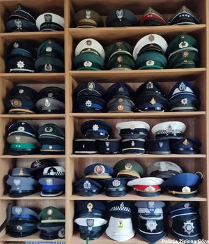 Kolekcja policyjnych czapek