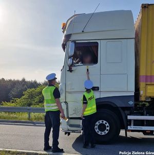 Funkcjonariusze sprawdzający trzeźwość kierowcy tira.