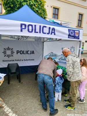 Dzieci i ich rodzice na stoisku Komisariatu Policji w Sulechowie