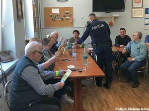 Funkcjonariusze policji podczas spotkania w Polskim Związku Głuchych