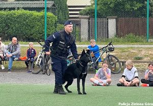 Funkcjonariusz policji wraz z psem policyjnym.