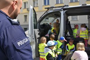 Dzieci w wozie policyjnym.