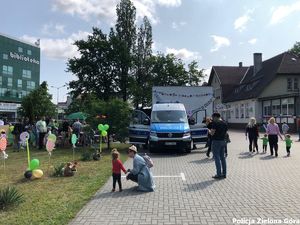 Wóz policyjny stojący przed biblioteką Norwida w Zielonej Górze.