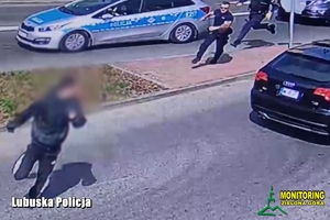 Mężczyzna uciekający przed dwójką policjantów.